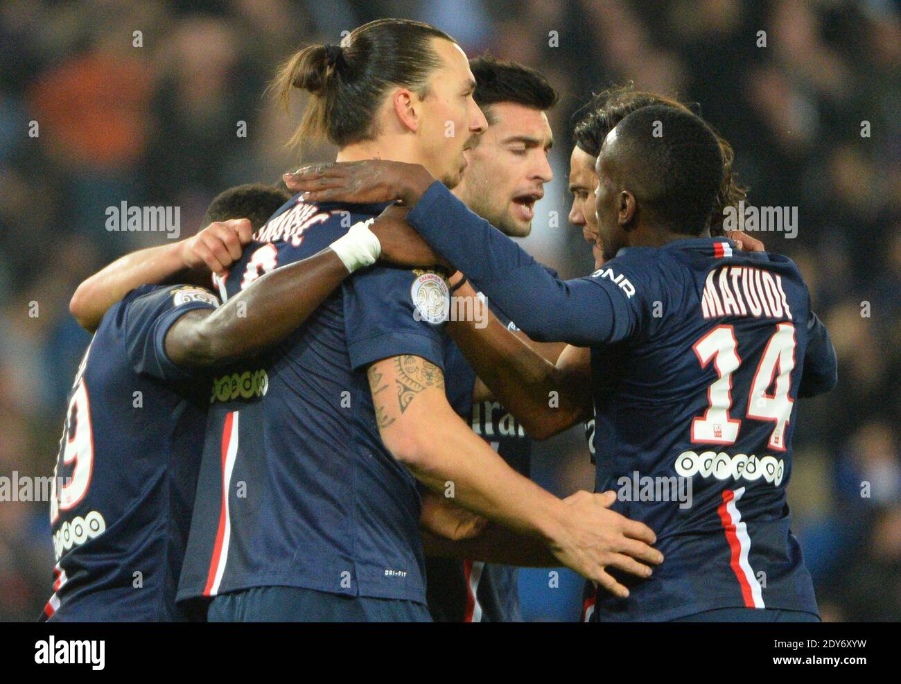 Zlatan Ibrahimovic (C), le milieu suédois de terrain de Paris Saint-Germain lors du match de football français L1 Paris Saint-Germain contre OGC Nice au Parc des Princes à Paris, France, le 29 novembre 2014. Photo de Christian Liewig/ABACAPRESS.COM Banque D'Images