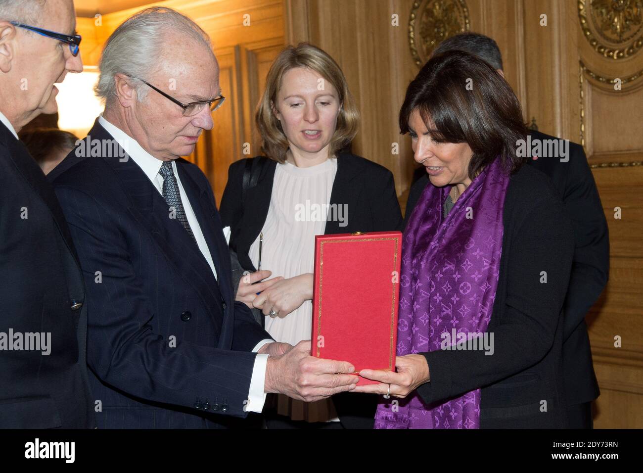 Anne Hidalgo, maire de Paris, reçoit le roi Carl XVI Gustaf de Suède à l'hôtel de ville dans le cadre de la visite officielle de trois jours du couple royal suédois en France, à Paris, France, le 3 décembre 2014. Photo Pool par Niviere-Villard/ABACAPRESS.COM Banque D'Images