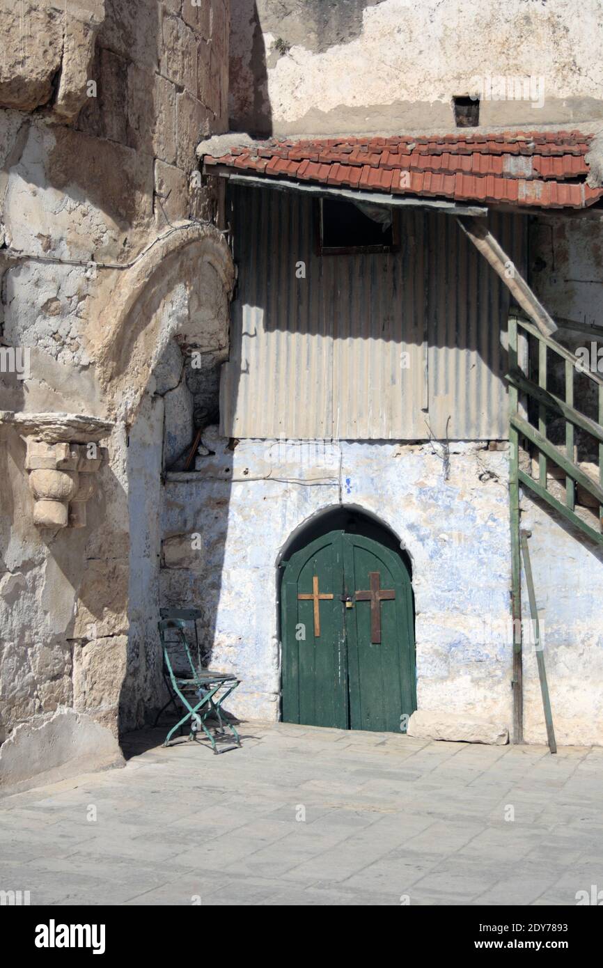 Double porte verte fermée dans le quartier de la vieille ville chrétienne de Jérusalem. Palestine Israël Banque D'Images
