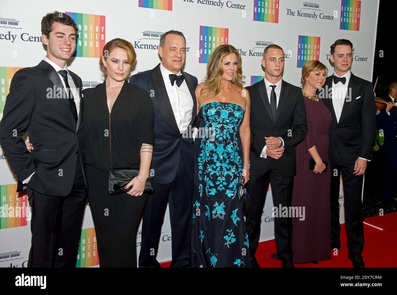 Tom Hanks, Rita Wilson, Chet Hanks, Samantha Bryant, Colin Hanks pose pour une photo de groupe alors qu'ils arrivent pour le dîner de l'artiste officiel en l'honneur des récipiendaires des prix du Kennedy Center 2014, organisé par le secrétaire d'État des États-Unis John F. Kerry au département d'État des États-Unis à Washington, DC, États-Unis, le samedi 6 décembre 2014. Les 2014 lauréats sont : la chanteuse Al Green, l'acteur et cinéaste Tom Hanks, la ballerine Patricia McBride, la chanteuse-compositrice Sting et la comédienne Lily Tomlin. Photo de Ron Sachs/Pool/ABACAPRESS.COM Banque D'Images