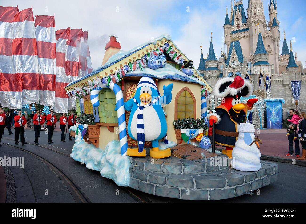 Les personnages de Club Penguin, la communauté en ligne de Disney pour les  enfants, défilent devant le château de Cendrillon lors de l'enregistrement  de l'émission spéciale de la série Disney Parks Frozen