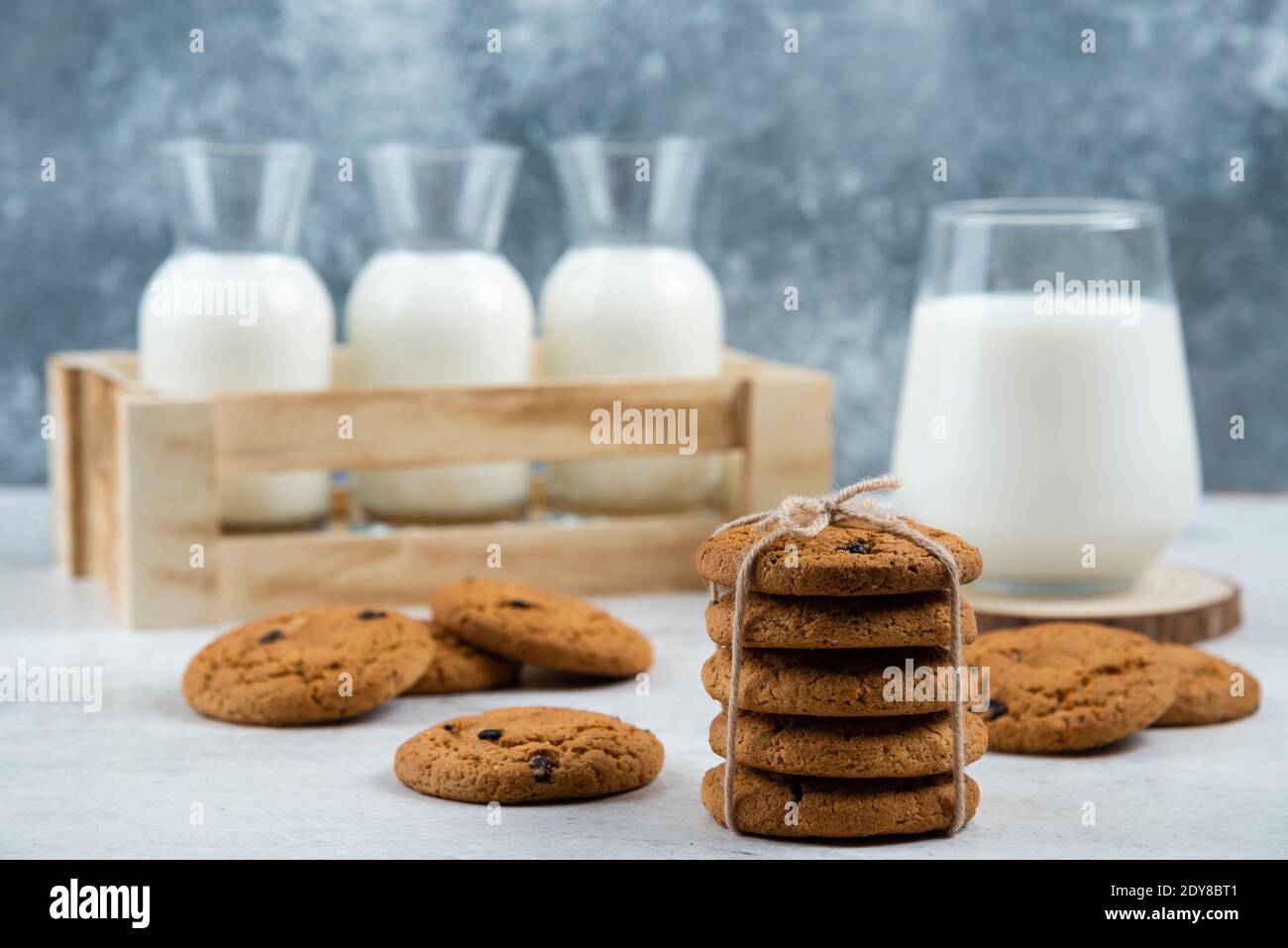 Verre et pot de lait avec une pile de biscuits table en marbre Banque D'Images
