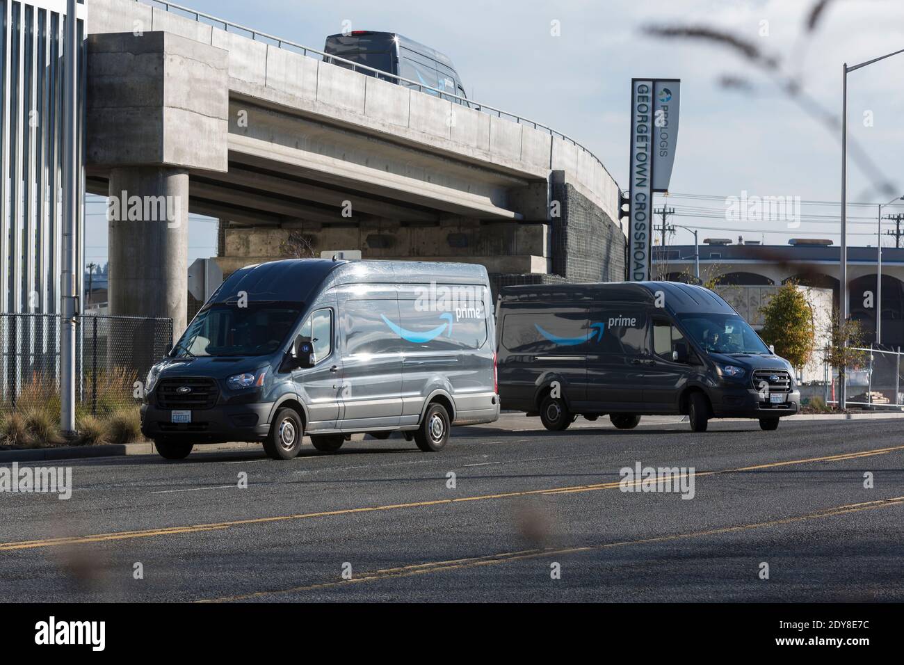 Une flotte de camionnettes de livraison quitte le centre de distribution Amazon à South Seattle le mercredi 23 décembre 2020. Les 500,000 mètres carrés sont à la pointe de la technologie Banque D'Images
