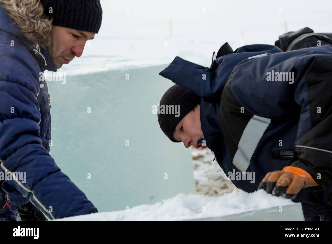 Décharger les assembleurs de panneaux de glace d'une voiture à l'aide d'une grue Banque D'Images