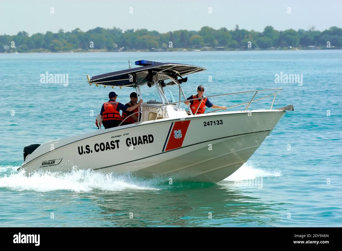 Un bateau de la Garde côtière américaine patrouille la rivière St. clair entre Port Huron Michigan et Sarnia Ontario en tant que patrouille frontalière contre les immigrants illégaux et les malades Banque D'Images