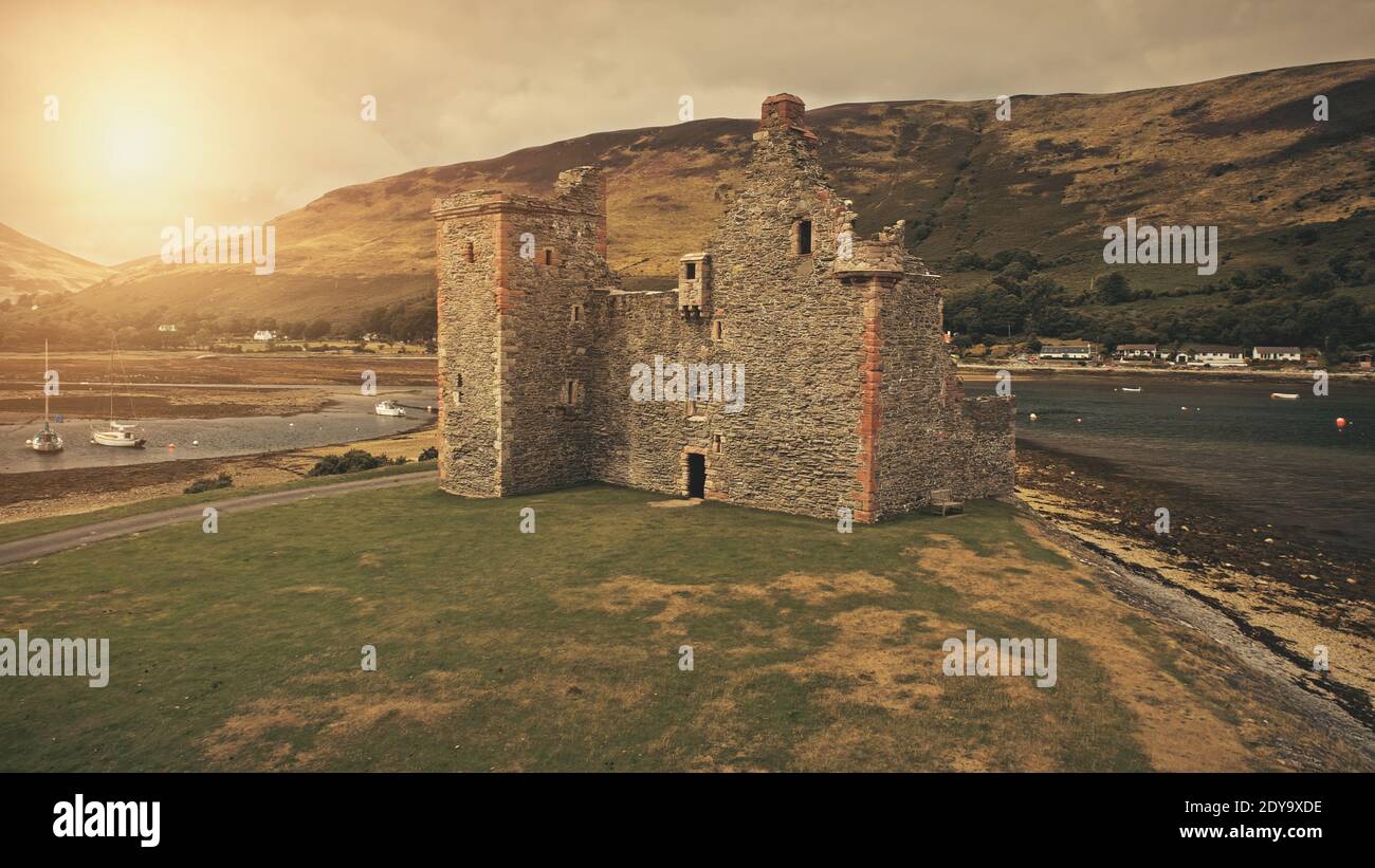 Gros plan sur les ruines du château au soleil de la côte aérienne. Patrimoine historique de la culture britannique. Attraction touristique ancienne. Gros plan sur le repère historique. Baie cinématographique Loch-Ranza, île d'Arran, Écosse, Europe Banque D'Images