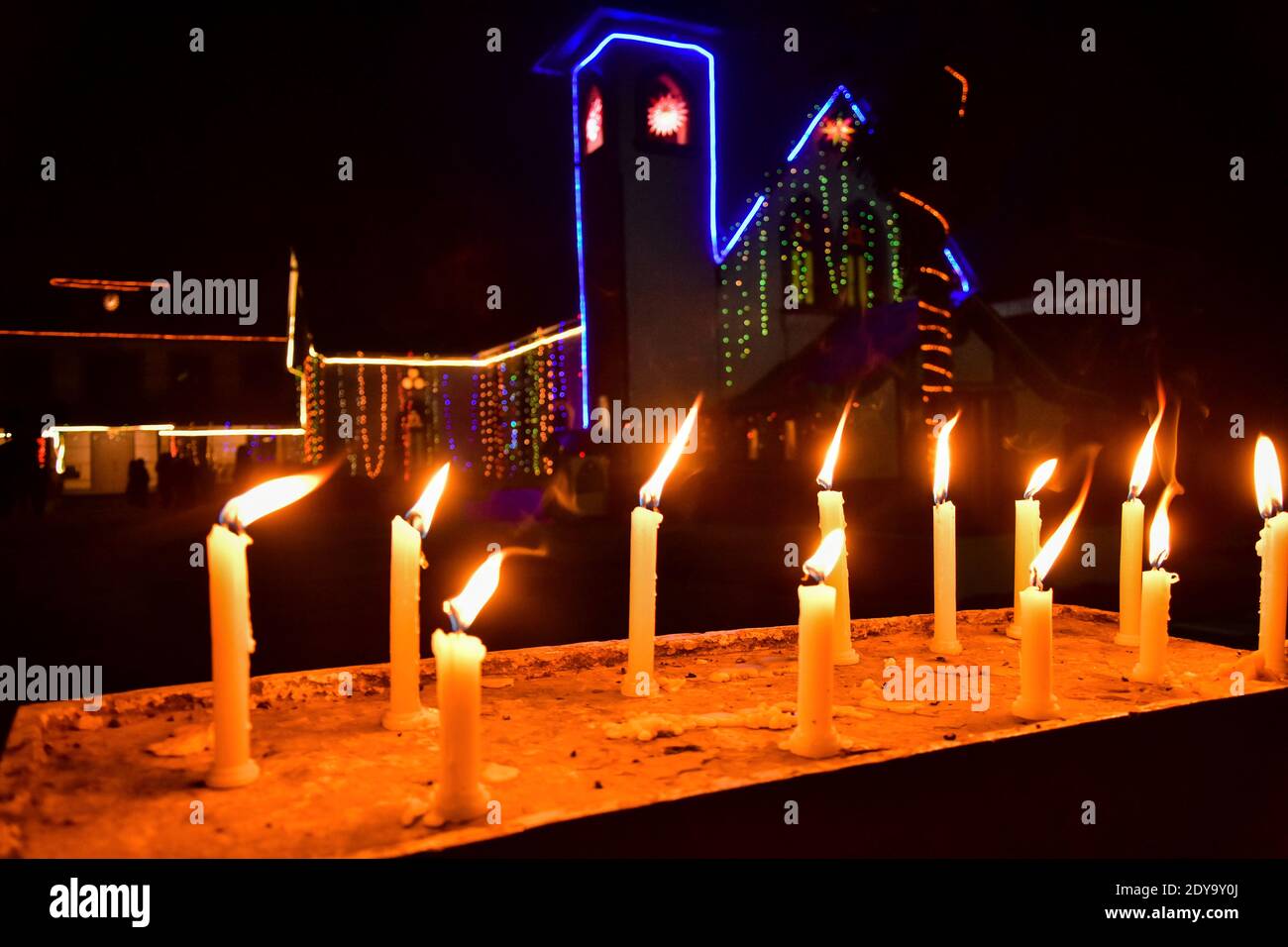 Srinagar, Inde. 24 décembre 2020. Des bougies sont allumées à l'église catholique de la Sainte famille avant les célébrations de Noël. Crédit : SOPA Images Limited/Alamy Live News Banque D'Images