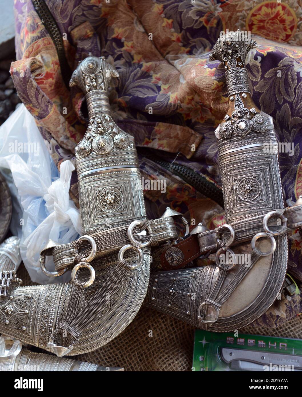 Les poignards traditionnels omanais sont vendus sur le marché du jeudi à Sinaw, en Oman. Banque D'Images
