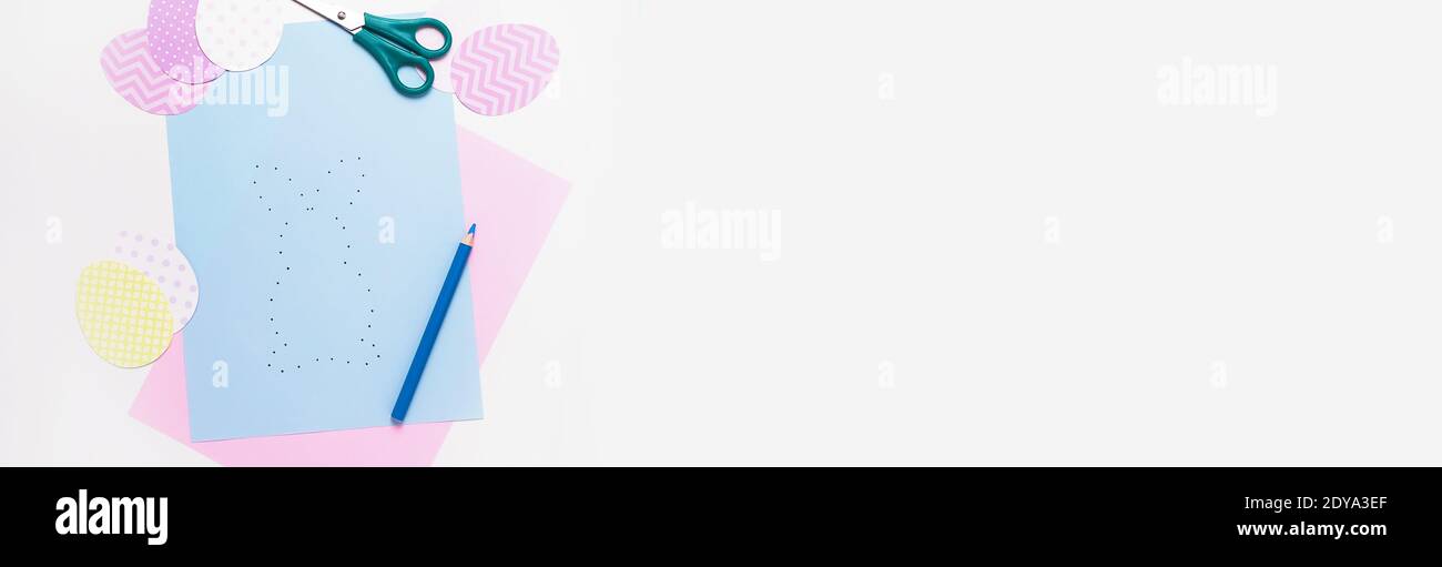 Activités de Pâques. Jeu de lapin de peinture point à point. Jeu de lapin de pâques Line art pour enfants. Page d'activité de dessin point à point. Bannière. Vue de dessus. Banque D'Images