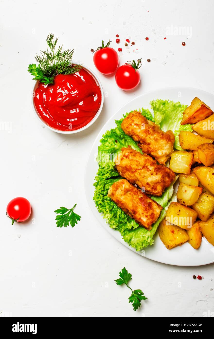 Fish and chips avec sauce tomate ketchup, fond blanc, vue de dessus Banque D'Images