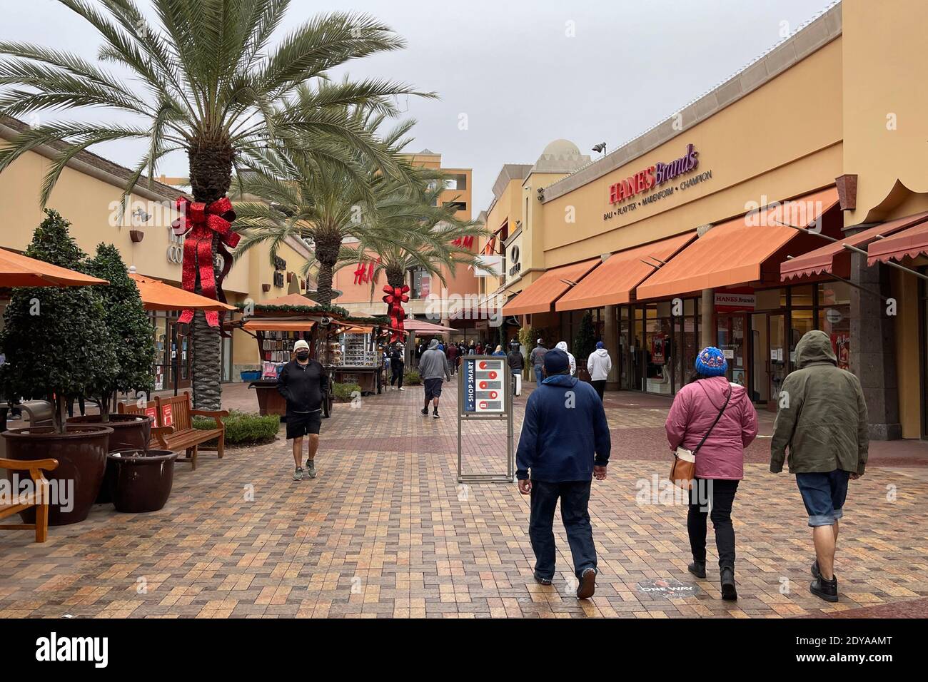 Les gens magasinent la veille de Noël à Citadel Outles dans le cadre de la pandémie mondiale de coronavirus COVID-19, le jeudi 24 décembre 2020, à Los Angeles. (KI Banque D'Images