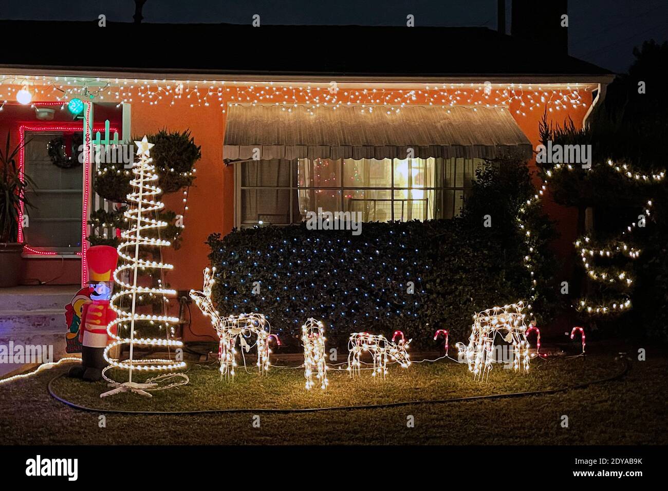 Une exposition de Noël dans une résidence, le jeudi 24 décembre 2020, à Montebello, en Californie. Banque D'Images