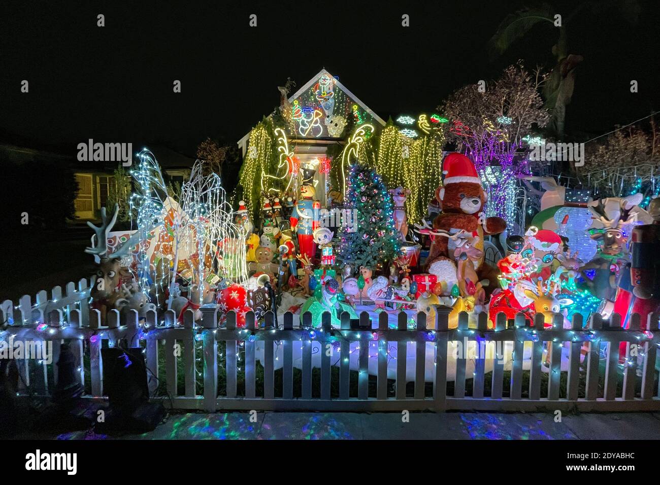 Une exposition de Noël dans une résidence, le jeudi 24 décembre 2020, à Montebello, en Californie. Banque D'Images