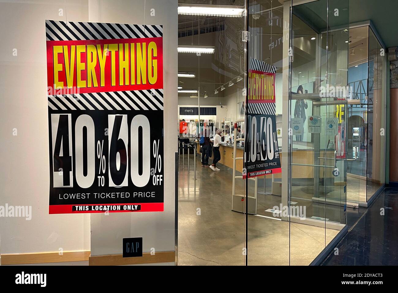 Un panneau de fermeture de magasin au magasin Gap Outlet des magasins Prizm, le samedi 17 décembre 2020, à Primm, au Nevada. Banque D'Images