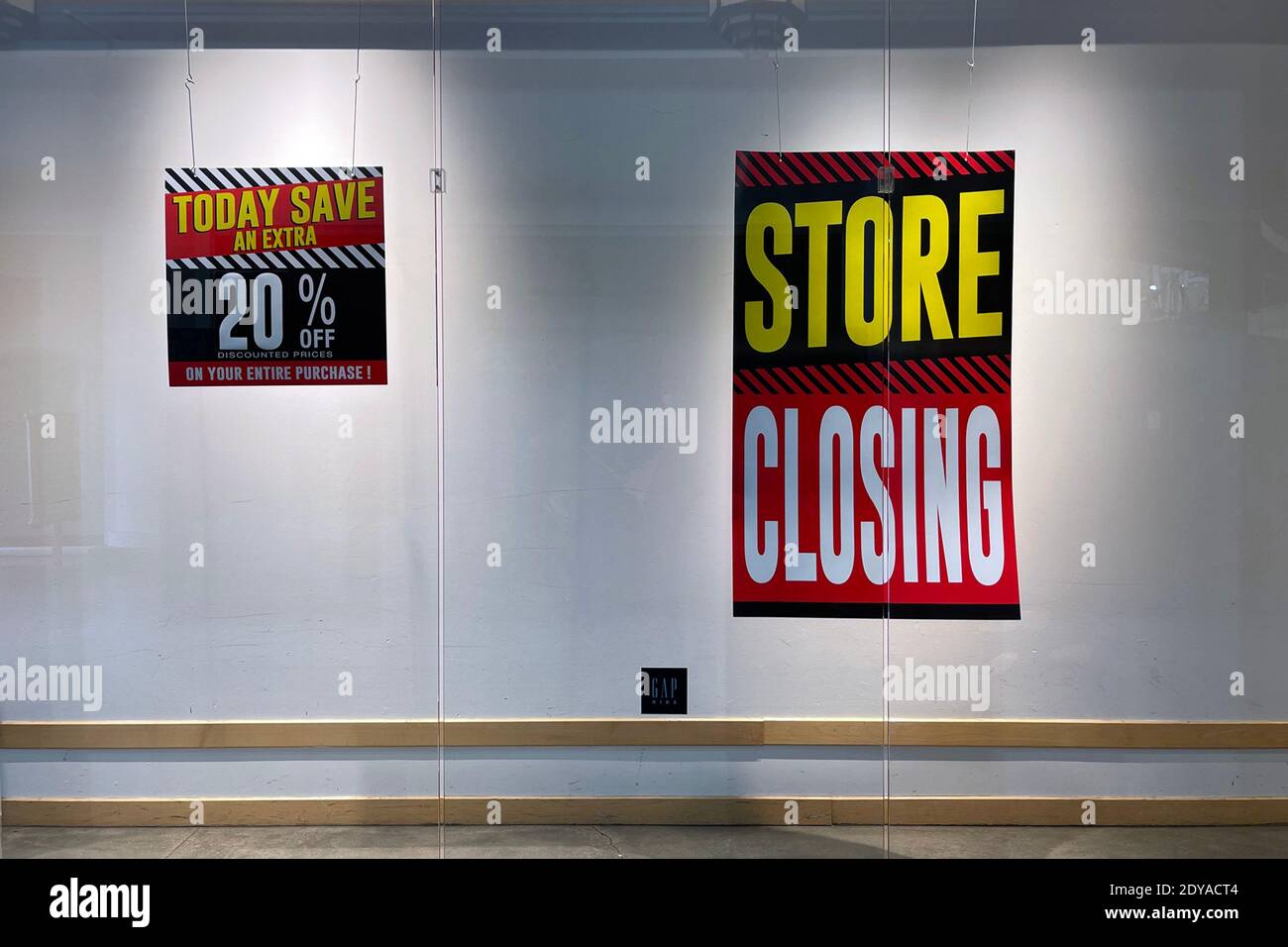 Un panneau de fermeture de magasin au magasin Gap Outlet des magasins Prizm, le samedi 17 décembre 2020, à Primm, au Nevada. Banque D'Images