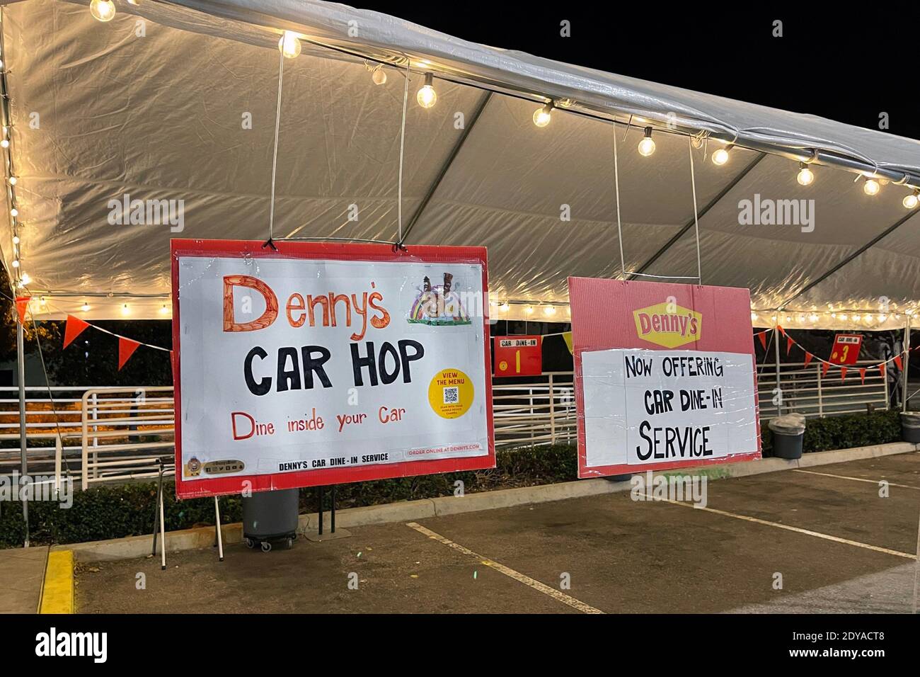 Une salle à manger extérieure au restaurant Denny's a été transformée en une aire de restauration pour voitures dans le cadre de la pandémie mondiale de coronavirus COVID019, le dimanche 18 décembre 2020, i Banque D'Images