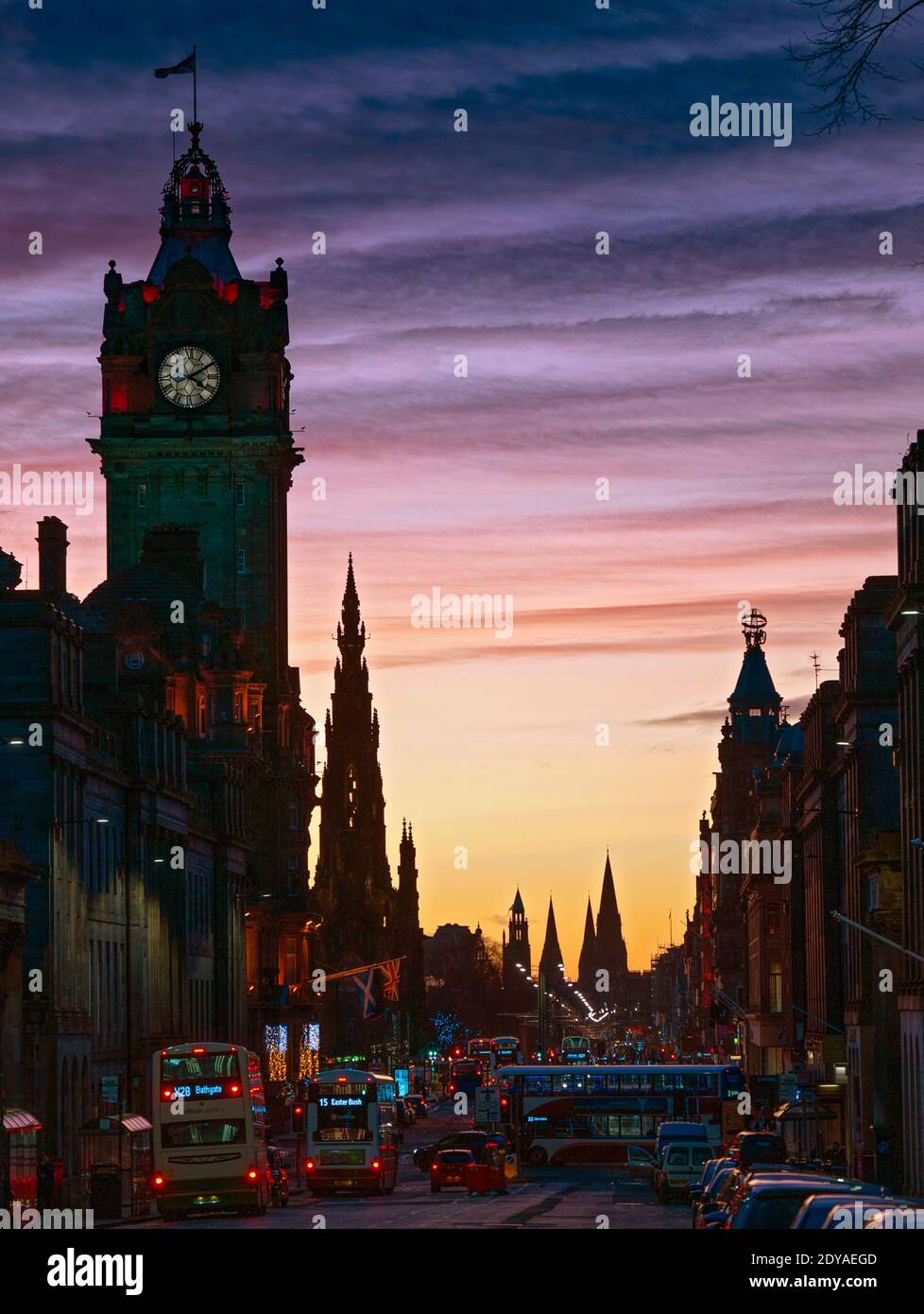 Édimbourg, Écosse, Royaume-Uni. 24 décembre 2020. Belle veille de Noël et coucher de soleil sur Édimbourg au-dessus de Princes Street. Iain Masterton/Alay Live News. Banque D'Images