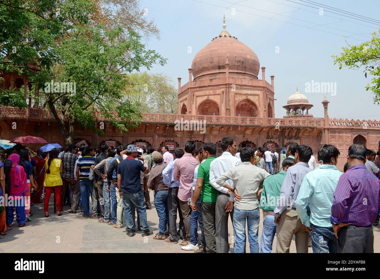 Agra, Uttar Pradesh, Inde - avril 2014 : une foule de personnes indiennes se tenant en file d'attente pour acheter des billets pour le complexe Taj Mahal. Banque D'Images