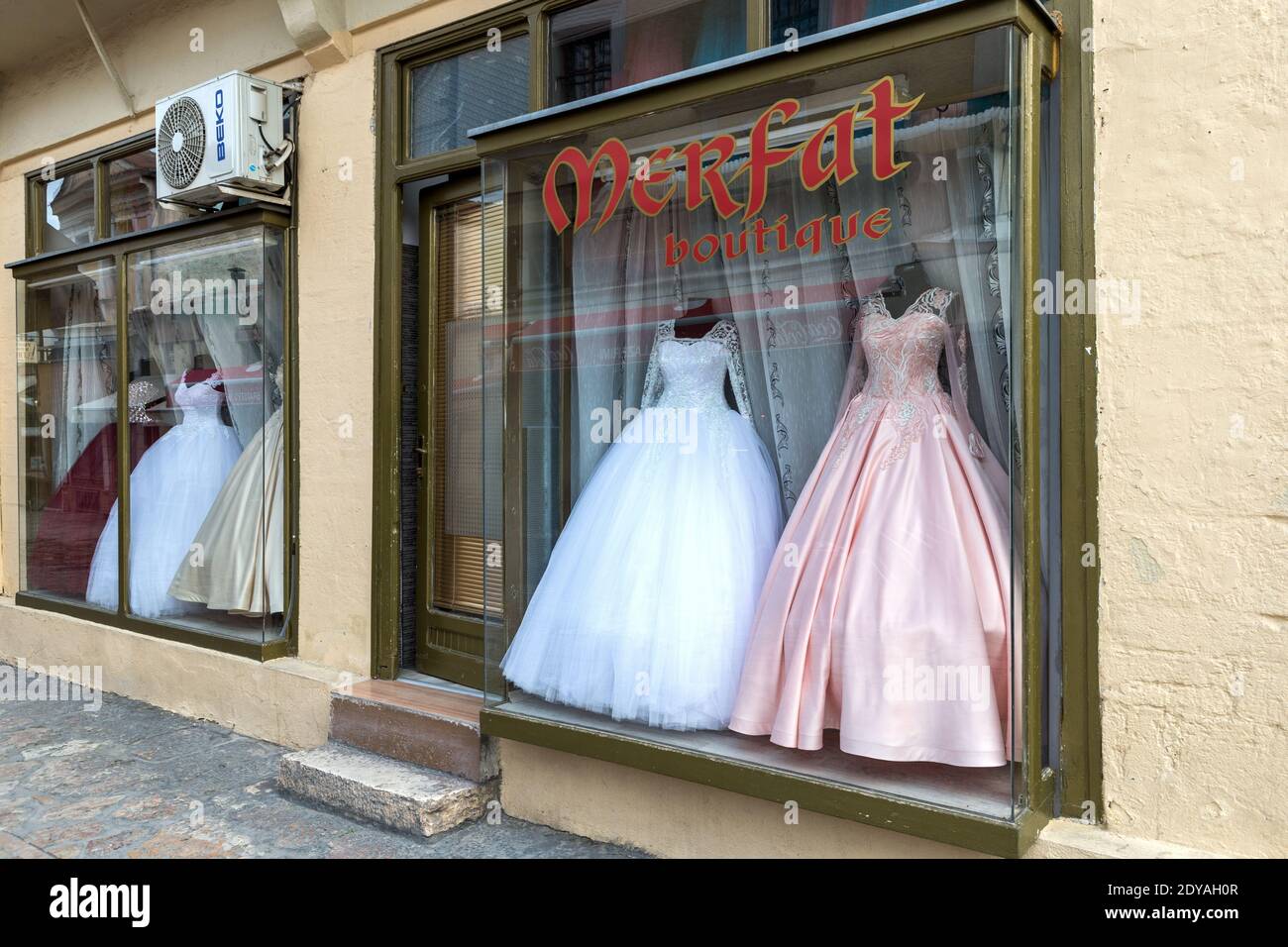 Vitrine de la boutique de robes de mariage, quartier du vieux bazar,  Skopje, Macédoine (FYROM), République de Macédoine du Nord Photo Stock -  Alamy