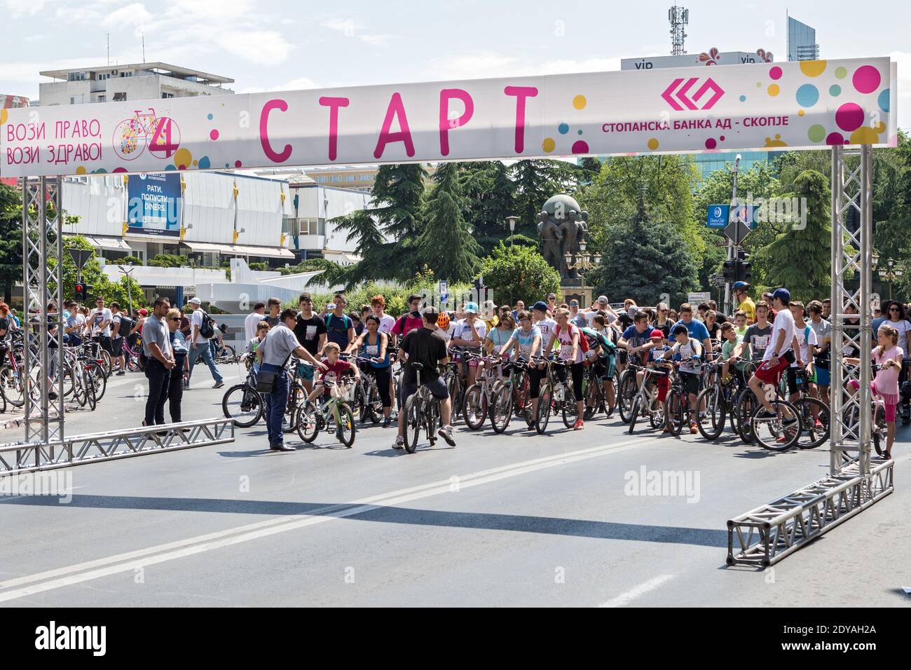 Porta Macédoine : course cycliste de détente en famille, Skopje, Macédoine (ARYM), République de Macédoine du Nord Banque D'Images