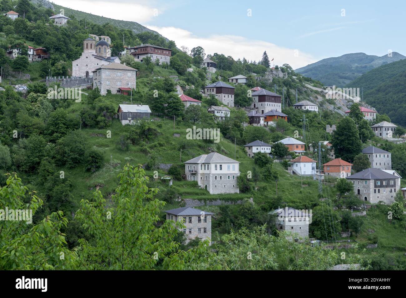 Galicnik typique village de Majik, avec église, Parc national de Mavrovo, Macédoine (ARYM), République de Macédoine du Nord Banque D'Images
