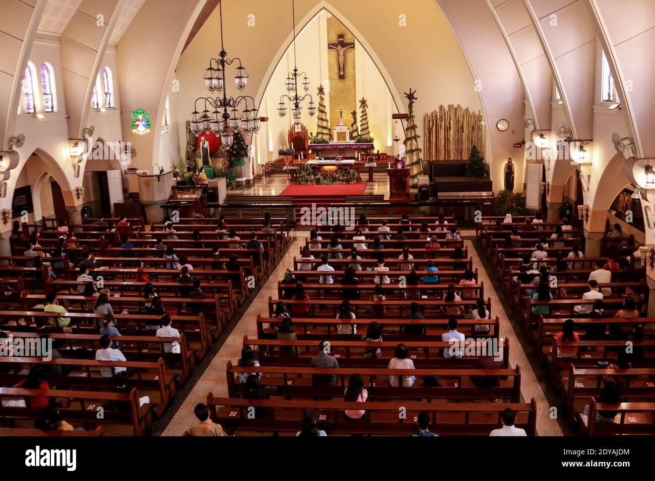 Les chrétiens assistent à des prières qui se déroulent à la cathédrale Sainte-Marie du Mont Carmel à Malang. Banque D'Images