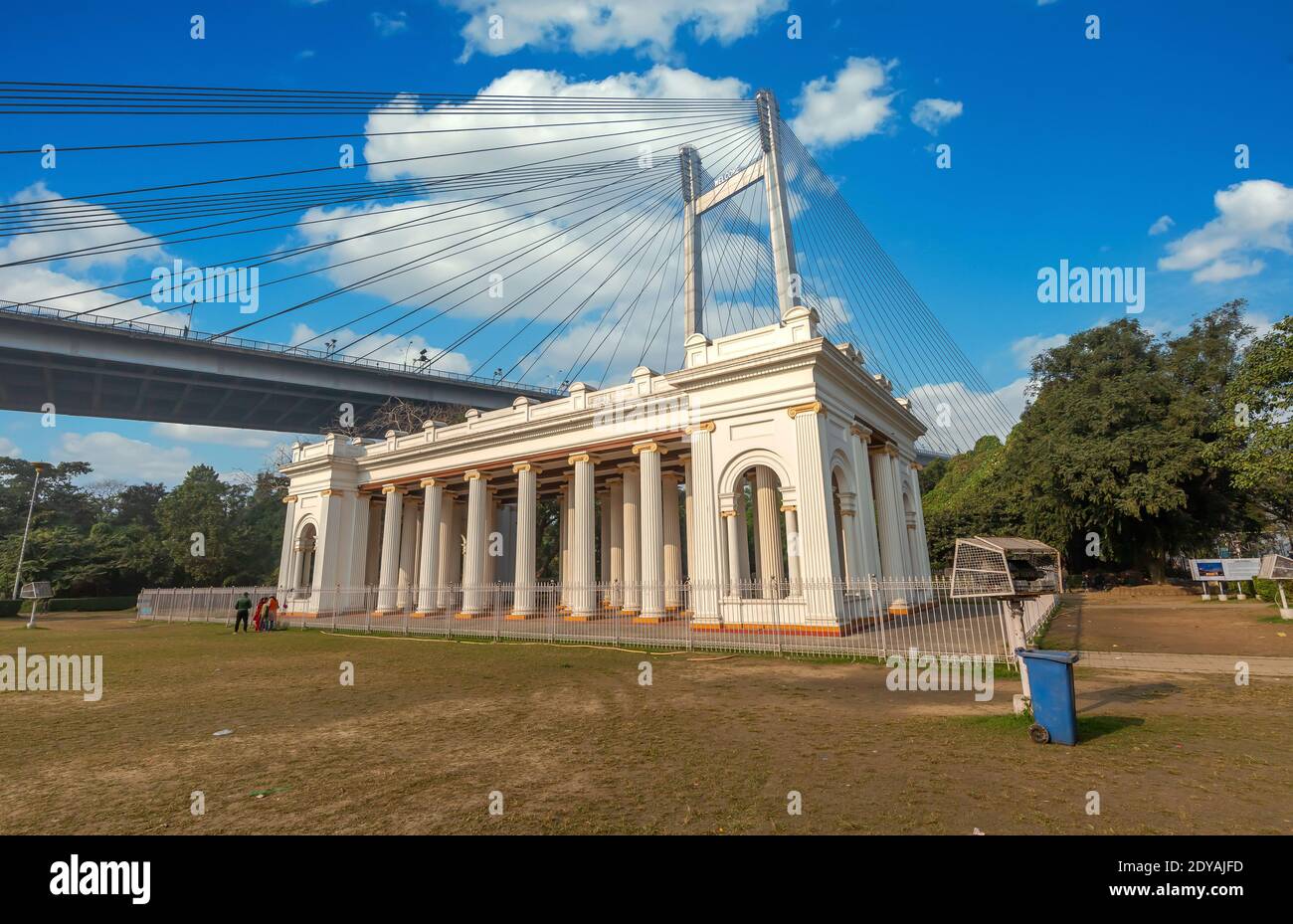 Ancienne architecture coloniale à Princep Ghat avec pont de câble Vidyasagar En arrière-plan à Kolkata Inde Banque D'Images Ancienne architecture coloniale à Princep Ghat avec pont de câble Vidyasagar En arrière-plan à Kolkata Inde Banque D'Images