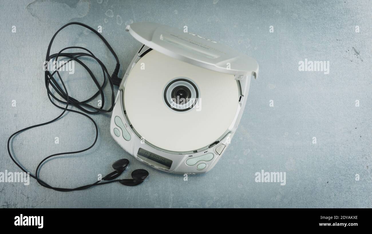 Gros plan sur un lecteur de disques compacts portable d'époque. Banque D'Images