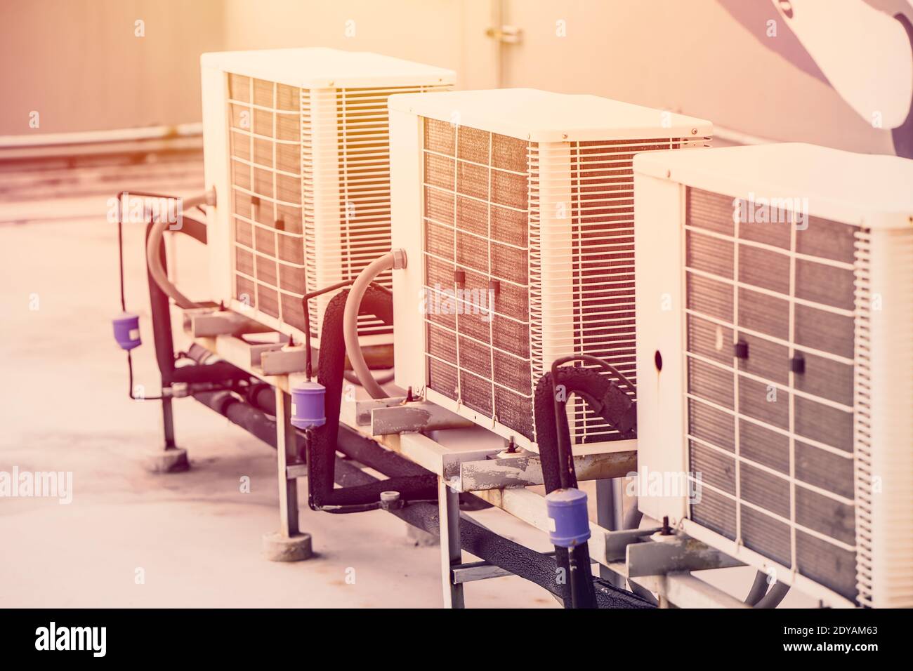 la rangée de compresseurs de climatiseur a installé un immeuble de bureaux extérieur avec des températures chaudes en été. Banque D'Images