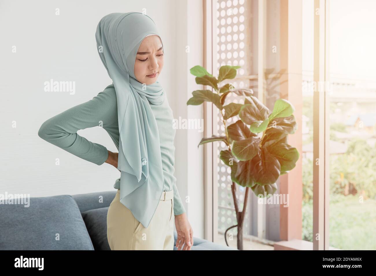 Islam arabe les femmes en arrière douleur du travail de bureau ou de l'expression du problème de santé de maladie rénale. Banque D'Images
