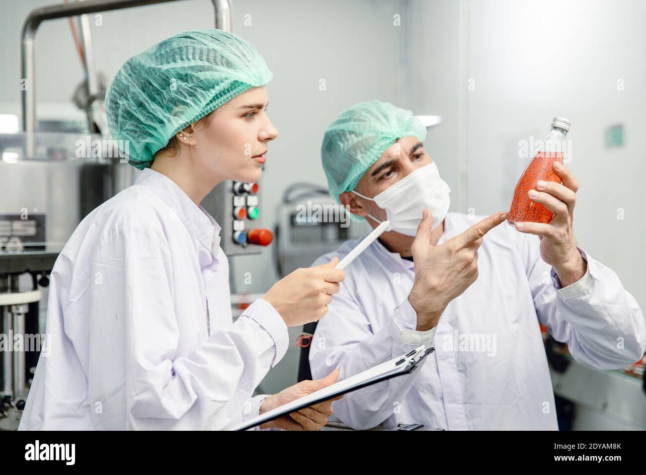 Contrôle de la qualité et inspection par l'équipe de la sécurité alimentaire la norme de produit dans la chaîne de production de l'usine de produits alimentaires et de boissons. Banque D'Images