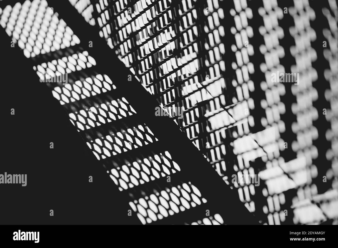 photographie en noir et blanc lumière et ombre de l'ombre de la clôture en métal motif abstrait texture art pour la décoration. Banque D'Images