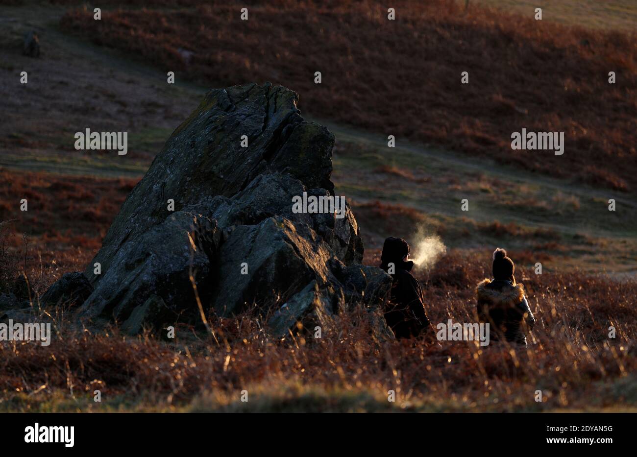 Newtown Linford, Leicestershire, Royaume-Uni. 25 décembre 2020. Météo au Royaume-Uni. Un couple regarde le lever du soleil le jour de Noël à Bradgate Park. Credit Darren Staples/Alay Live News. Banque D'Images