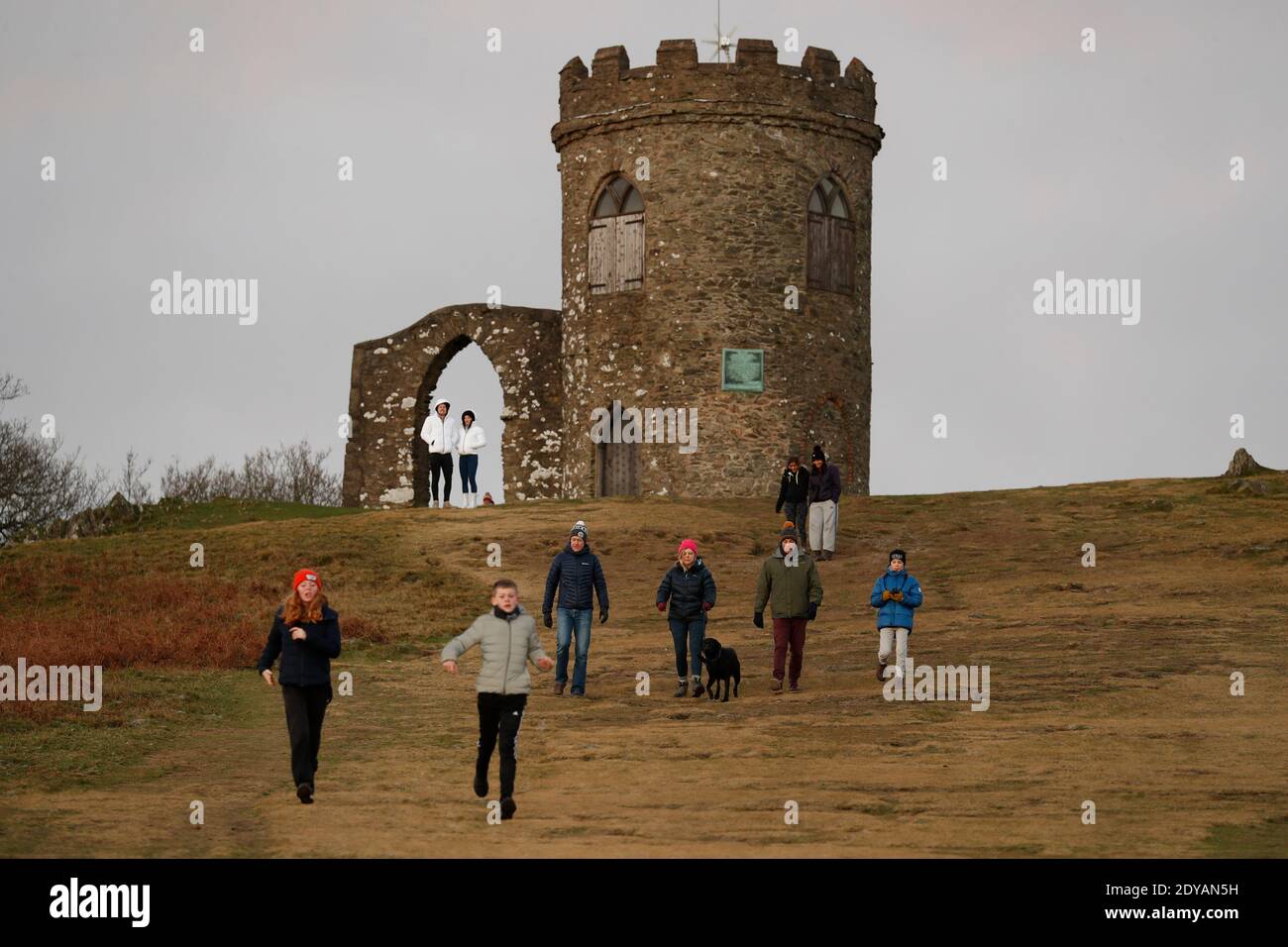 Newtown Linford, Leicestershire, Royaume-Uni. 25 décembre 2020. Météo au Royaume-Uni. Les familles marchent au lever du soleil le jour de Noël à Bradgate Park. Credit Darren Staples/Alay Live News. Banque D'Images