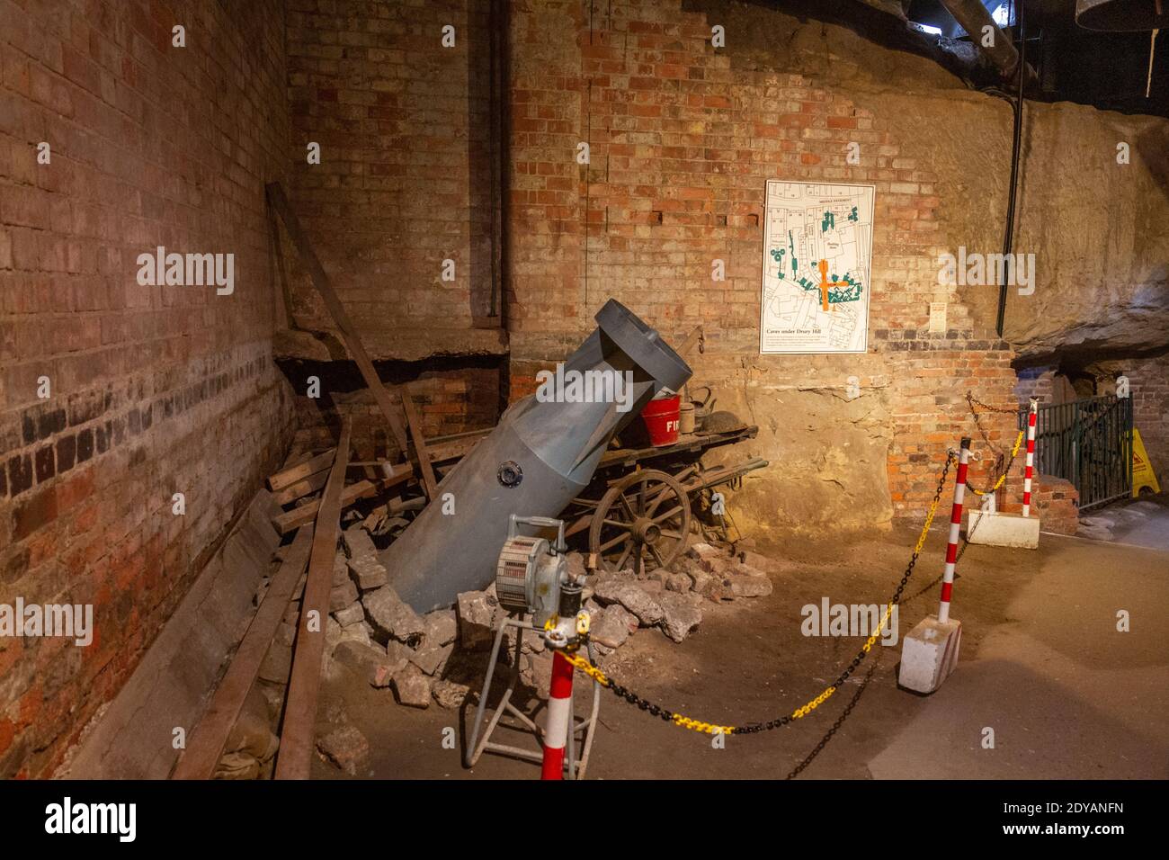 Exposition montrant une scène de bombe non explosée de la Seconde Guerre mondiale dans la ville des grottes, Nottingham, Notts., Royaume-Uni. Banque D'Images