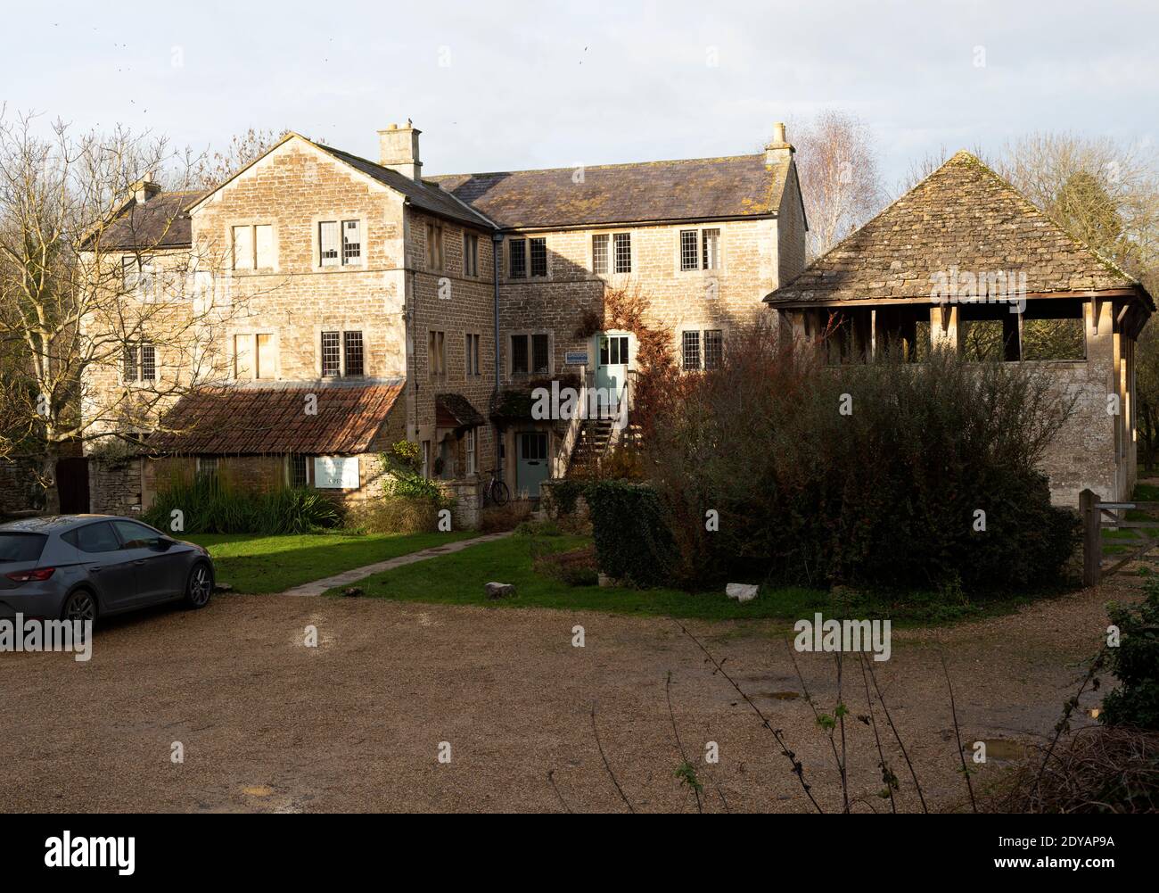 Bâtiment historique ancien moulin maintenant des studios de poterie et de bijoux, Lacock, Wiltshire, Angleterre, Royaume-Uni Banque D'Images