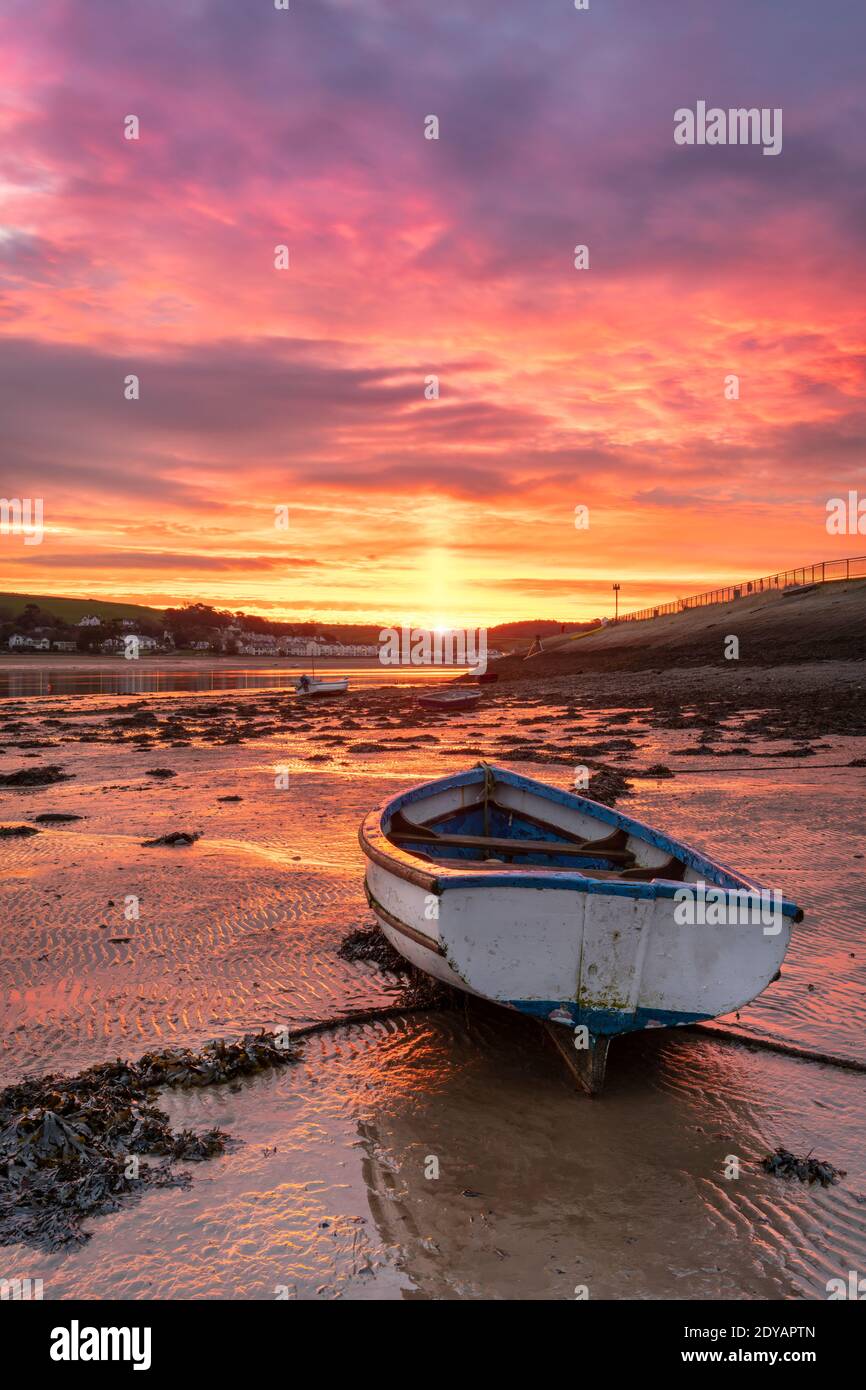 Appledore, North Devon, Angleterre. Jour de Noël - vendredi 25 décembre 2020. Météo Royaume-Uni. Après une chute des températures pendant la nuit de Noël, l'aube du jour de Noël voit un lever de soleil incroyable sur le quai et de petits bateaux sur l'estuaire de la rivière Torridge dans le pittoresque village côtier de North Devon à Appledore. Crédit : Terry Mathews/Alay Live News Banque D'Images