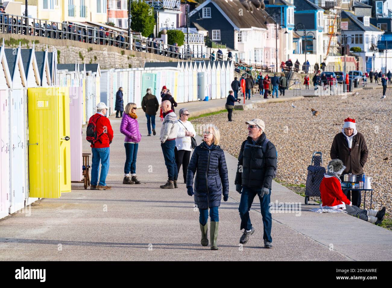 Lyme Regis, Dorset, Royaume-Uni. 25 décembre 2020. Météo au Royaume-Uni: Les habitants et les familles apprécient une promenade matinale le long de la plage, le jour de Noël lumineux, éclatant et ensoleillé à Lyme Reegiis. Credit: Celia McMahon/Alamy Live News Banque D'Images
