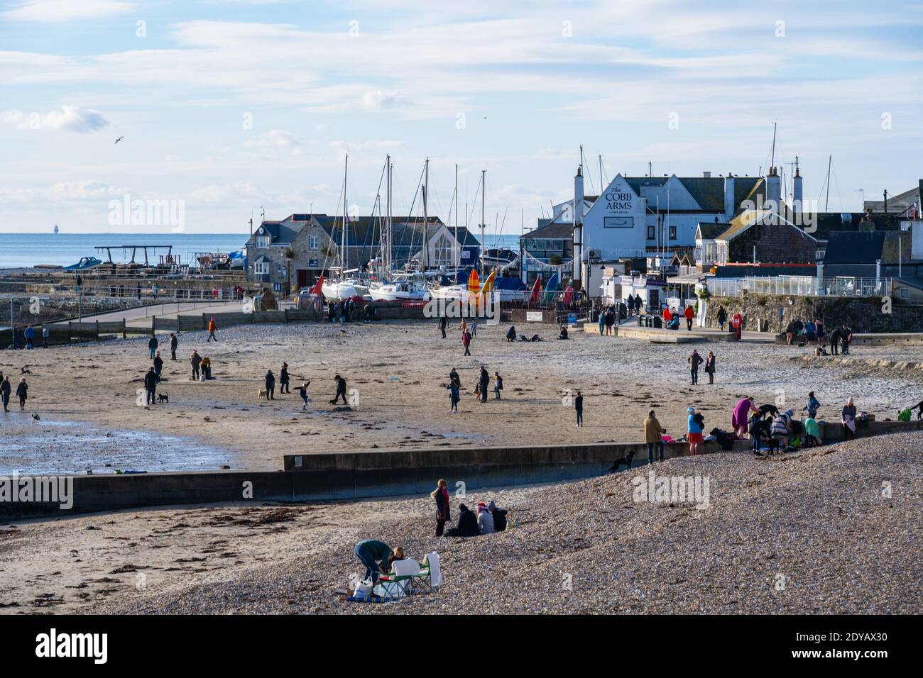 Lyme Regis, Dorset, Royaume-Uni. 25 décembre 2020. Météo au Royaume-Uni: Les habitants et les familles apprécient une promenade matinale le long de la plage, le jour de Noël lumineux, éclatant et ensoleillé à Lyme Reegiis. Credit: Celia McMahon/Alamy Live News Banque D'Images