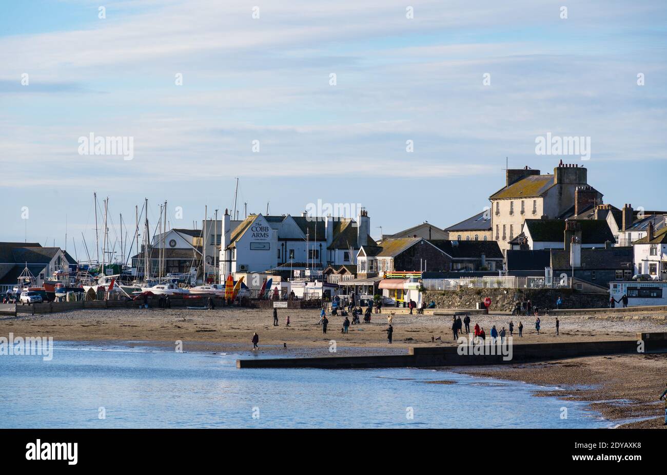 Lyme Regis, Dorset, Royaume-Uni. 25 décembre 2020. Météo au Royaume-Uni: Les habitants et les familles apprécient une promenade matinale le long de la plage, le jour de Noël lumineux, éclatant et ensoleillé à Lyme Reegiis. Credit: Celia McMahon/Alamy Live News Banque D'Images