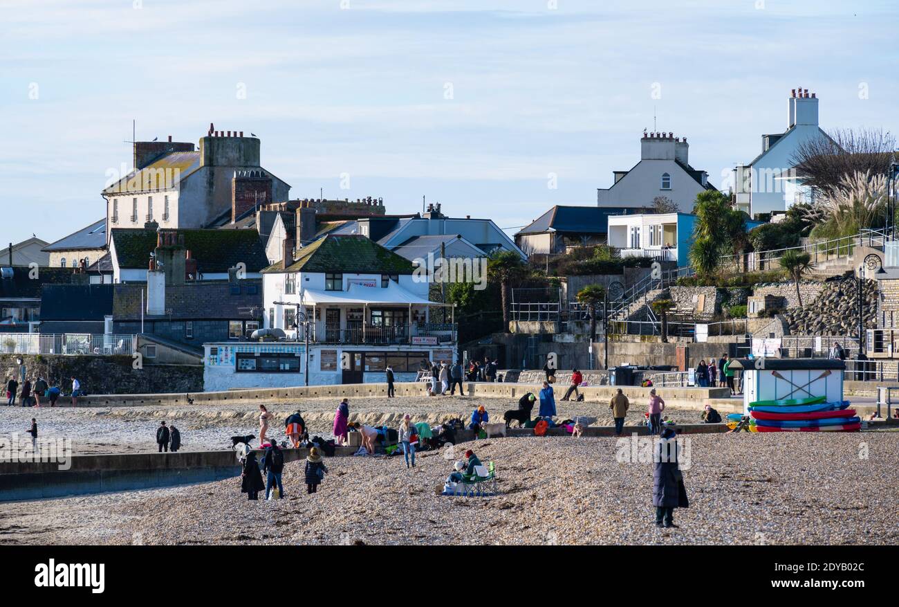 Lyme Regis, Dorset, Royaume-Uni. 25 décembre 2020. Météo au Royaume-Uni: Les habitants et les familles apprécient une promenade matinale le long de la plage, le jour de Noël lumineux, éclatant et ensoleillé à Lyme Reegiis. Credit: Celia McMahon/Alamy Live News Banque D'Images