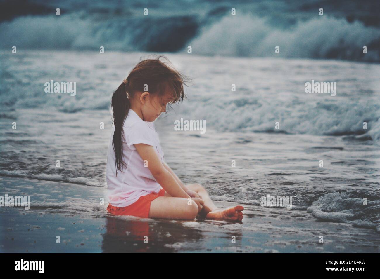 Pleine longueur de fille sur la côte de mer Photo Stock - Alamy