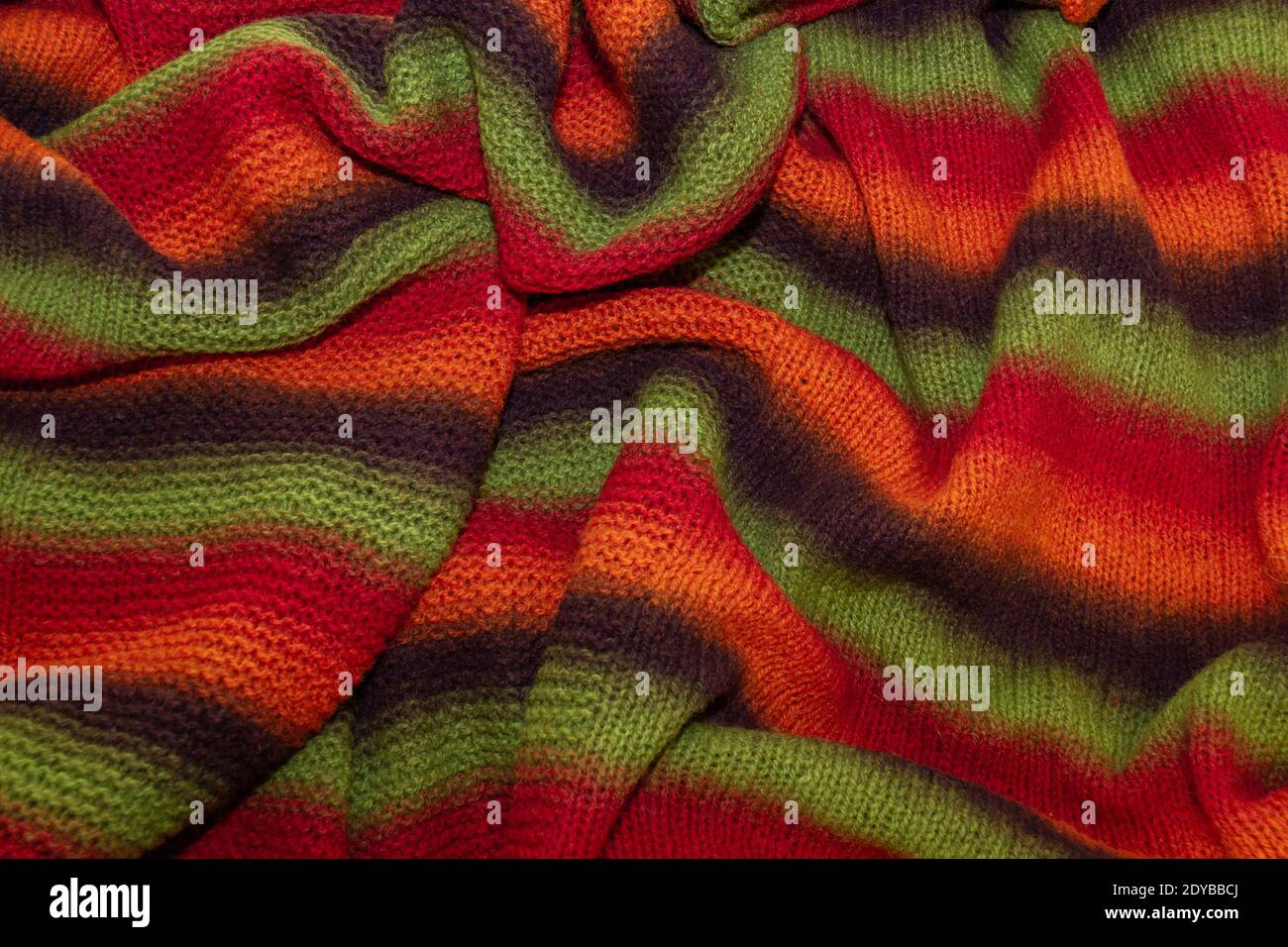 Grande couverture en laine de mérinos faite à la main, super fils épais,  mode concept. Gros plan d'une couverture en laine rouge, verte et brune.  Sélectif Photo Stock - Alamy