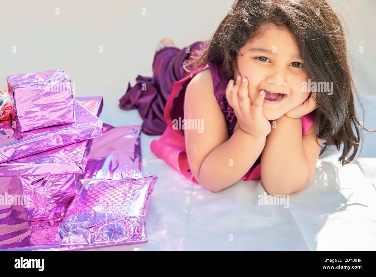 Bonne Petite Fille Indienne Avec Son Cadeau D Anniversaire Photo Stock Alamy