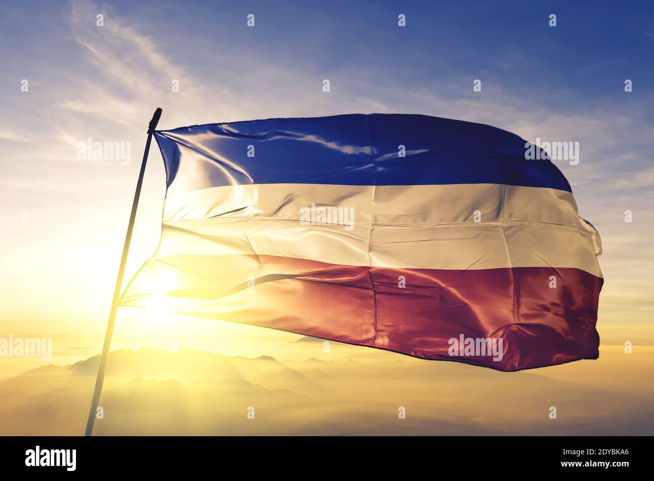 Valledupar de la Colombie drapeau agitant sur la brume de lever du soleil brouillard Banque D'Images