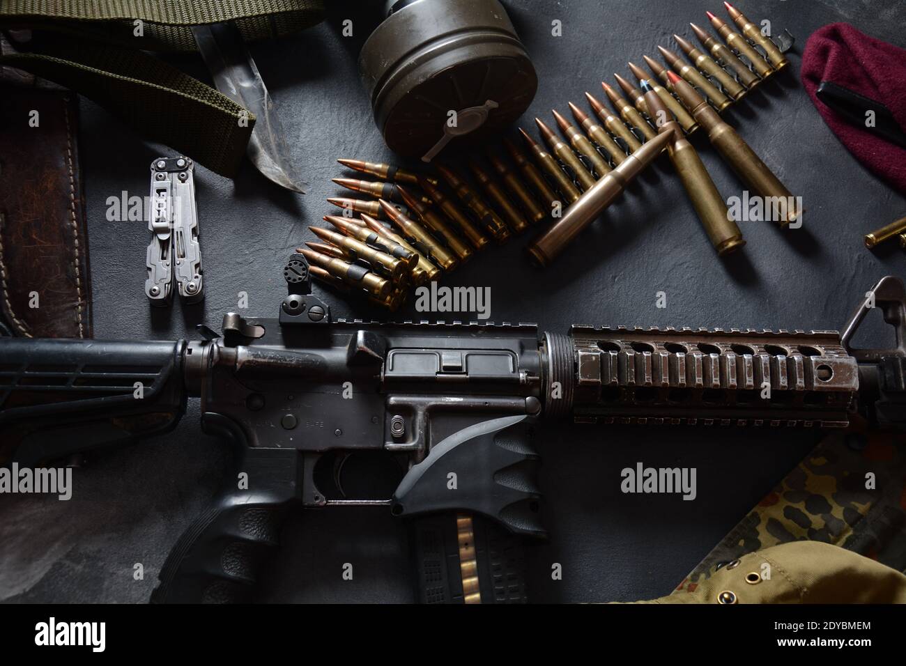 Fusil d'assaut (M4A1) avec munitions sur uniforme de camouflage et équipement militaire pour l'armée, des balles et un magazine Banque D'Images