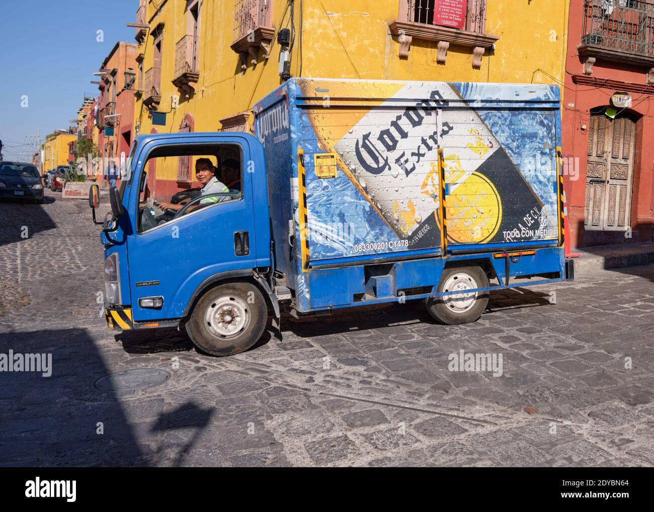 Le camion de livraison de bière Corona traverse le centre-ville de San Miguel de Allende au Mexique Banque D'Images