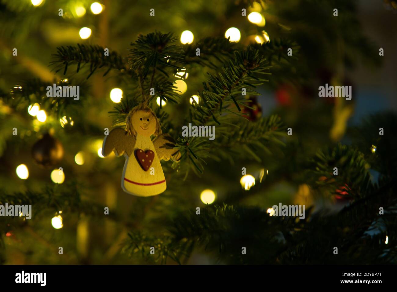 Décorations et lumières de Noël, boules d'arbre de Noël, anges, étoiles et bougies sur l'arbre de Noël Banque D'Images