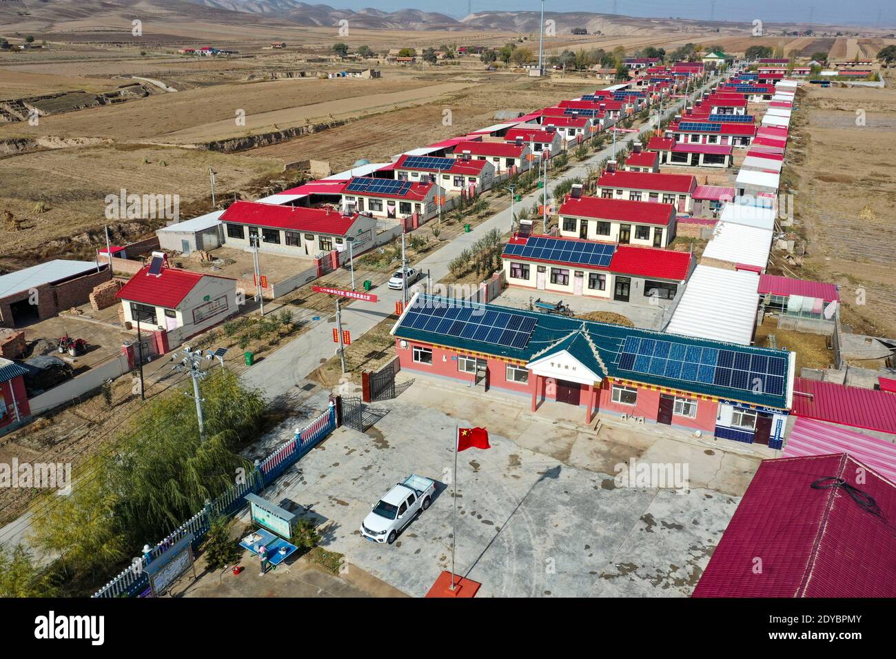 (201225) -- YINCHUAN, 25 décembre 2020 (Xinhua) -- photo aérienne prise le 28 octobre 2020 montre les nouveaux bâtiments du village de Hejiayuan de Xihaigu, dans la région autonome de Ningxia hui, dans le nord-ouest de la Chine. Xihaigu, une région en grande partie montagneuse du nord-ouest de Ningxia, a été une fois infligée par la pauvreté profonde et a marqué le « lieu le plus inadapté pour les établissements humains » par les Nations Unies dans les années 1970 en raison de la réhabilitation des terres, de la sécheresse et d'un environnement écologique fragile. Le 16 novembre 2020, Xihaigu a toujours fait ses adieux à la pauvreté absolue, au cours de laquelle le « pouvoir » a joué un rôle indispensable. Ding Haiyan, 55 ans, est ch Banque D'Images