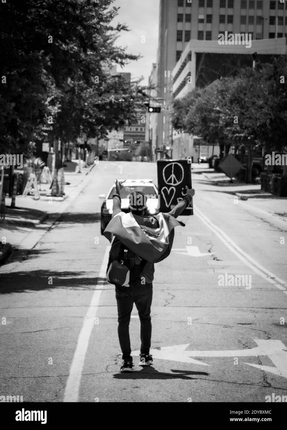 DALLAS, ÉTATS-UNIS - 03 juin 2020 : manifestant pendant les marches BLM à Dallas, TX se dresse devant la monoplace solitaire. Banque D'Images